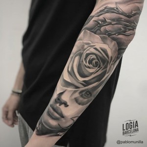 tatuaje_brazo_flores_mujer_Logia_Barcelona_Pablo_Munilla   